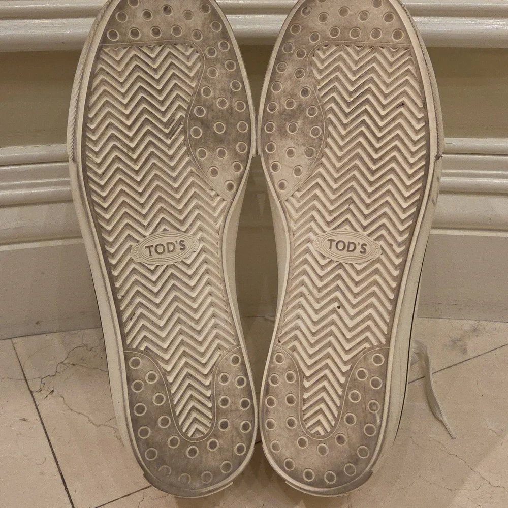 Tod's Cream Leather Low-Top Sneakers with Black Stripe